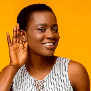 une femme noire qui tend l'oreille