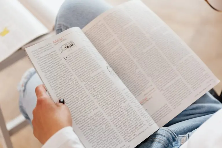 une personne assise qui lit un journal