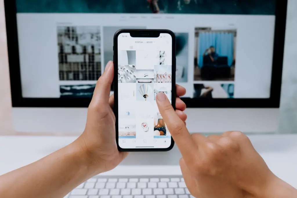 une personne qui regarde un profil instagram sur son smartphone