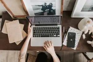 une personne devant son bureau sur son pc